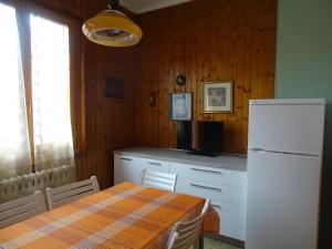een keuken met een tafel en een witte koelkast bij LadiRosa in Civitanova Marche