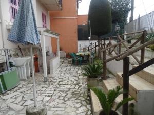 een binnenplaats van een huis met een tafel en stoelen bij LadiRosa in Civitanova Marche