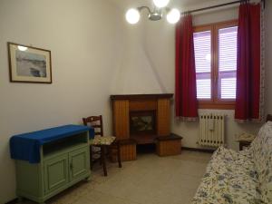 een woonkamer met een bank en een open haard bij LadiRosa in Civitanova Marche