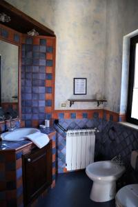 a bathroom with a tub and a toilet and a sink at B&B Villa Giusy in Siracusa
