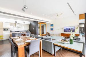 達波林的住宿－Sea View Luxury Villa with 2 Swimming Pools，厨房以及带桌子和沙发的客厅。