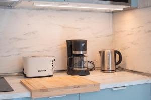 a coffeemaker and a coffee maker on a kitchen counter at CASA PAZ - COZY 2 BEDROOM APARTMENT CLOSE TO DORADA BEACH in Playa Blanca