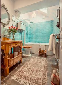 ein Badezimmer mit einem Waschbecken, einem WC und einem Spiegel in der Unterkunft Lilac Cottage Morpeth Northumberland in Morpeth