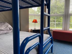 Łóżko lub łóżka piętrowe w pokoju w obiekcie The Connemara Hostel - Sleepzone