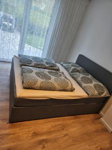 Una cama con cuatro almohadas de leopardo encima. en GardenLoft no2, en Viena