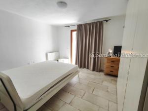 En eller flere senge i et værelse på Villa Lilium + 34 billeder