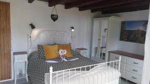 Casa Julián في Garafía: غرفة نوم مع سرير مع دمية عليه
