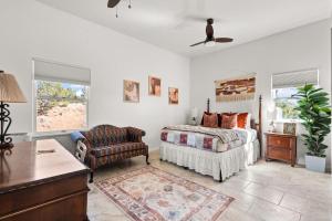 - une chambre avec un lit et une chaise dans l'établissement Chamisa, à Santa Fe