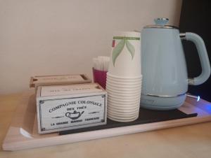 a counter with a blender and a box on a shelf at Affittacamere la Casella Monteriggioni in Monteriggioni