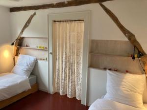 1 dormitorio con 2 camas y ventana en Cherrytree Cottage 1840, en Heimbach