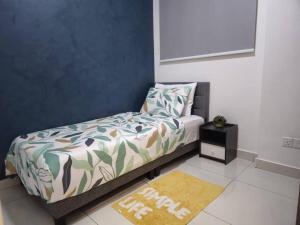 ein kleines Schlafzimmer mit einem Bett und einem Teppich in der Unterkunft NEW Elegant & Cozy Greenfield Home near Sunway 2-6pax in Petaling Jaya