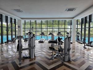 einen Fitnessraum mit Laufbändern und Kardiogeräten in einem Gebäude in der Unterkunft NEW Elegant & Cozy Greenfield Home near Sunway 2-6pax in Petaling Jaya