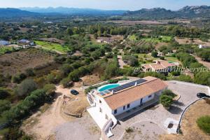 uma vista aérea de uma casa com piscina em Villa Lilium em Cannigione