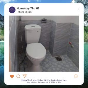 een foto van een badkamer met een toilet bij Homestay Thu Hà in Duy Xuyên