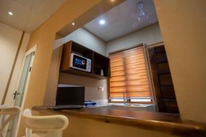 una cocina con encimera y ordenador portátil. en Furnished 1 Bedroom Apartment in Accra, en Accra