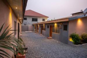 un patio de un edificio con una fila de casas en Furnished 1 Bedroom Apartment in Accra, en Accra