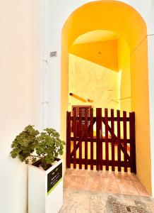 einen Eingang zu einem Gebäude mit einem schwarzen und gelben Tor in der Unterkunft Bed & Breakfast Acquamarina in Castro di Lecce