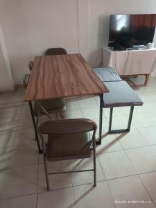 a wooden table with a chair and a bench at Hermoso de´partamento, Un lugar para descansar in Ocotlán