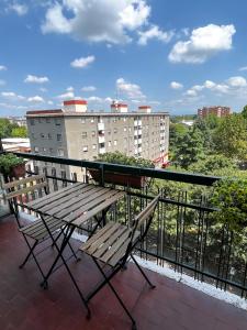 una panchina seduta in cima a un balcone di Dream & Relax a San Donato Milanese