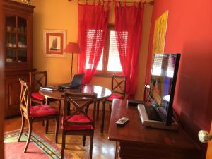 a living room with a table with a laptop on it at Casa Da Avó 2 in Ericeira