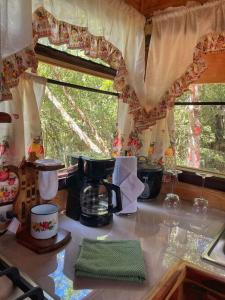 een keuken met een aanrecht met een raam bij Chalet & Kiosko dónde Piedra in San Isidro