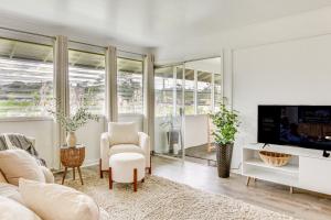 TV a/nebo společenská místnost v ubytování Hilo Apartment with Lanai - 2 Mi to Beaches!
