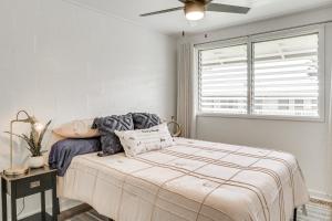 1 dormitorio con 1 cama y ventilador de techo en Hilo Apartment with Lanai - 2 Mi to Beaches!, en Hilo