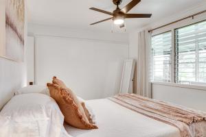 Postel nebo postele na pokoji v ubytování Hilo Apartment with Lanai - 2 Mi to Beaches!