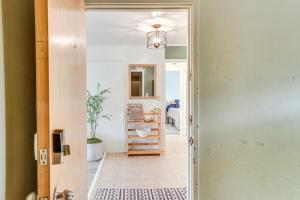 Fotografie z fotogalerie ubytování Hilo Apartment with Lanai - 2 Mi to Beaches! v destinaci Hilo