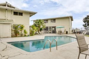 Bazén v ubytování Hilo Apartment with Lanai - 2 Mi to Beaches! nebo v jeho okolí