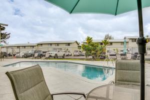 Bazén v ubytování Hilo Apartment with Lanai - 2 Mi to Beaches! nebo v jeho okolí