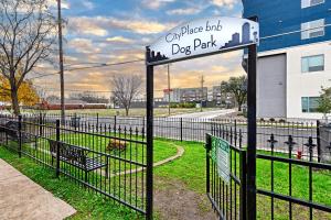 un parque de perros con un cartel en una valla en CityPlace bnb Aparthotel en Dallas