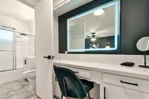 uma casa de banho com um lavatório, um WC e um espelho. em CityPlace bnb Aparthotel em Dallas