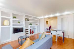 a living room with a blue couch and a table at Modern 2BD flat in Bethnal Green- 10 min to tube in London