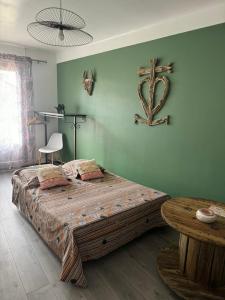 - une chambre avec un grand lit et une table dans l'établissement Le 134 Arles Centre climatisé 1 à 4 personnes Appartement, à Arles