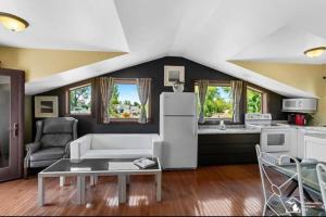 cocina y sala de estar con nevera. en Part of Mini-Mansion, private, 3 story Lake Erie views en Luna Pier