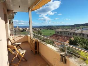 einen Balkon mit einem Stuhl und Aussicht in der Unterkunft La Quiniela in Aviá