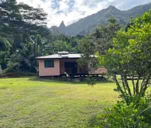 ein kleines Haus inmitten eines Feldes in der Unterkunft Casa Corsa à Moorea in Moorea