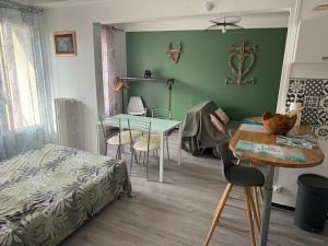 um quarto com uma cama, uma secretária e uma mesa em Le 134 Arles Centre climatisé 1 à 4 personnes Appartement em Arles
