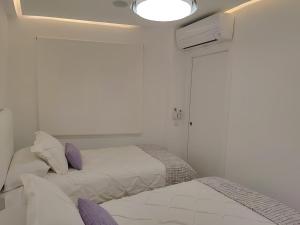 En eller flere senge i et værelse på De la Rosa Marbella