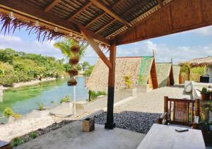 una vista sul fiume dal patio di un resort di Riu del Mar Hostel a Dauis