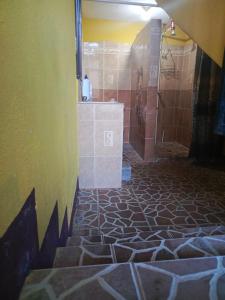ein Bad mit Dusche und Fliesenboden in der Unterkunft Casa Xuan in San Juan La Laguna