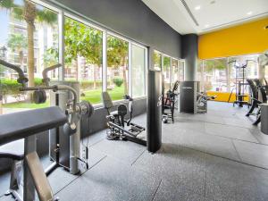 un gimnasio con cintas de correr y pesas en un edificio en Silkhaus Luxurious 1 BDR Next to Golf Course en Abu Dabi