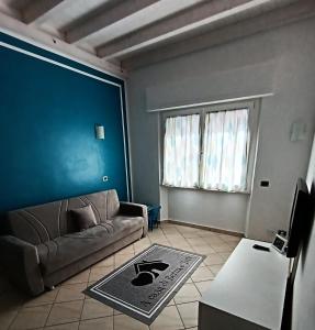 uma sala de estar com um sofá e uma mesa em A casa di Berna e Tere em Venturina Terme