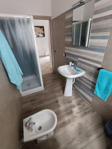 un bagno con lavandino e WC di A casa di Berna e Tere a Venturina Terme