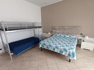 um quarto com um beliche e uma colcha azul em A casa di Berna e Tere em Venturina Terme