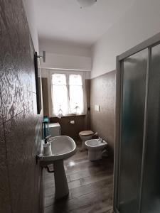 uma casa de banho com um lavatório, um WC e um chuveiro em A casa di Berna e Tere em Venturina Terme