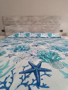 duas estrelas do mar numa cama num quarto em A casa di Berna e Tere em Venturina Terme