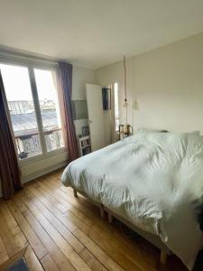 Postel nebo postele na pokoji v ubytování Parisian apartment on courtyard