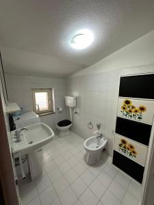 マラテーアにあるCasa Vacanze Orizzonteのバスルーム(洗面台、トイレ、ビデ付)